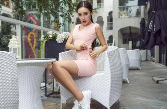 挖掘爱丝的童年写真集，发现原图中的儿时梦想与未来的重合。