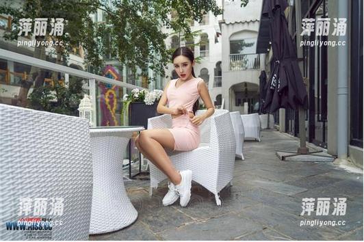 挖掘爱丝的童年写真集，发现原图中的儿时梦想与未来的重合。