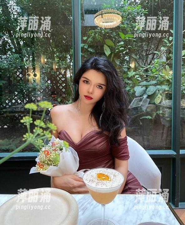 Jessie婕西 微密圈 - 何必出门,从Jessie婕西的网盘一点“镂空”作品回家就好。