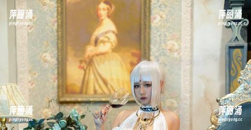 PAKI草莓酱 精选图片里的PAKI草莓酱婚纱,不就是玫瑰与刺的完美结合吗