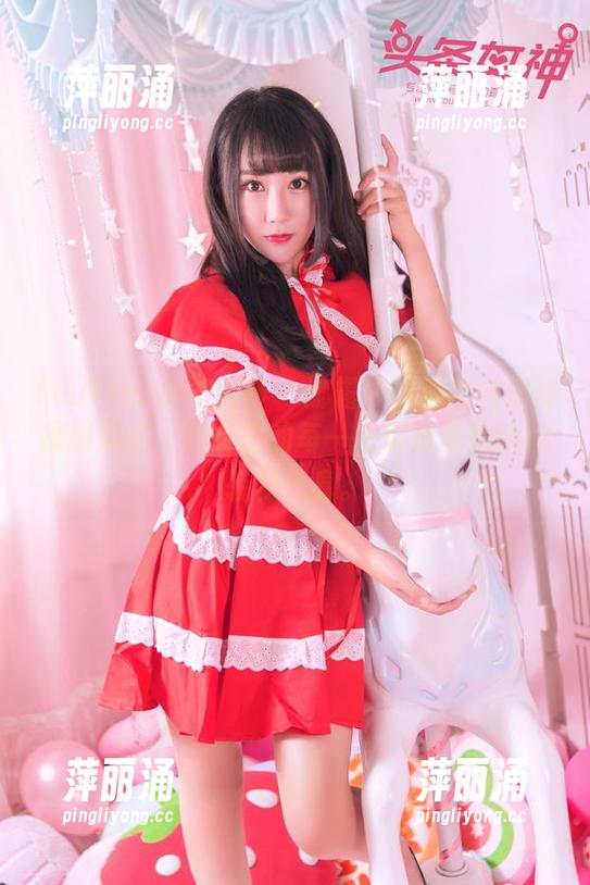 TouTiao头条女神 - 娜露在私房里展现体操服风采，图集里的每一张都透着运动的轻松气息。