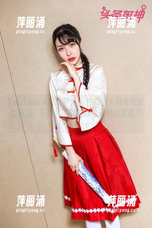 TouTiao头条女神-杨曼妮 TouTiao头条女神 - 一件礼服+杨曼妮公益链接:下载后默默鼓励自己稍微变得严肃一点……!