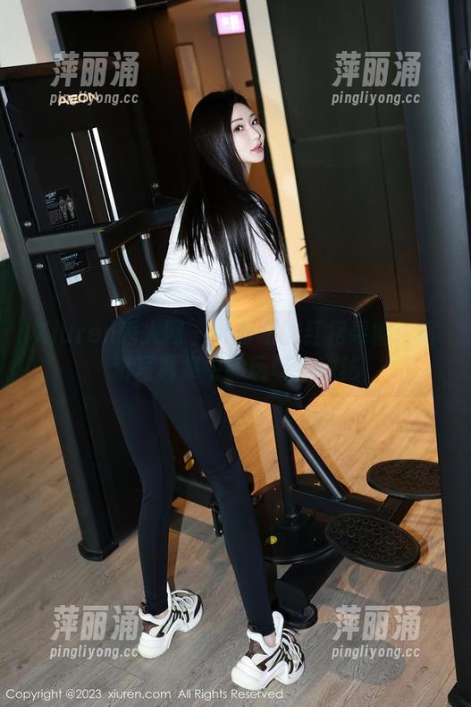Xiuren秀人网-叶籽亿 Xiuren秀人网 - 叶籽亿的红裙寻幽:高清写真集中的玩味小探秘
