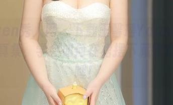 Xiuren秀人网 – 下载王馨瑶Yanni的旗袍写真集，学会如何在裙摆下藏零食，嘿嘿！