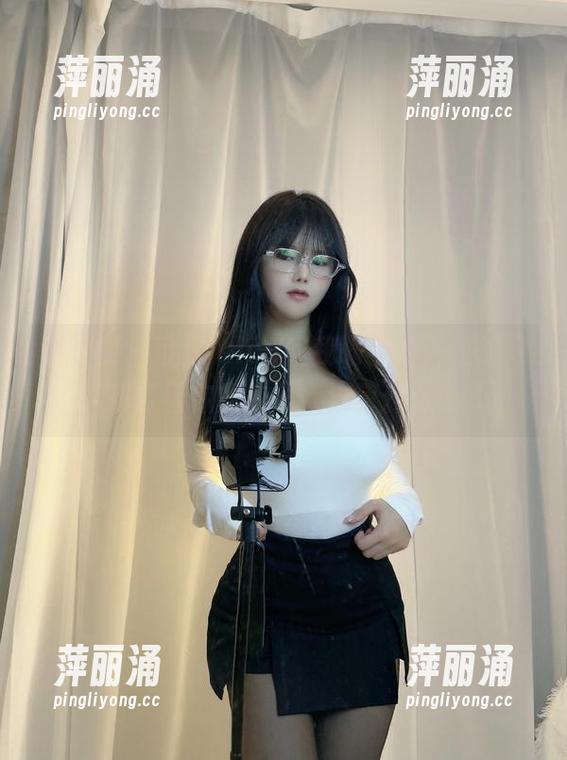 可馨juicy 微密圈 - 可馨juicy问我喝牛奶,我却只想盯着你的样子,这算什么?