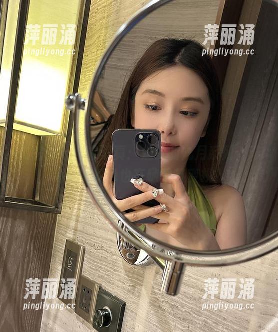 奶雯 微密圈 - 全集写真:奶雯的九月系列,难道她的颜色也在随季节变换?