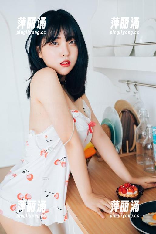 总有人说短裙是长腿的最好朋友，宋哈娜证明了：超级壁纸也能！