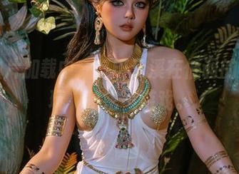 最新照片加载中，岛田云溪在低调的光影中玩“秘密”游戏。
