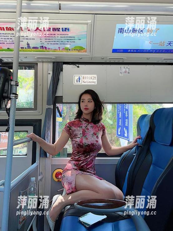 微密圈 - 摆脱沉闷，张老师泳池里的私拍资源大冒险