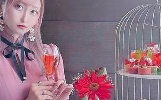 月城委员会的比基尼写真，图包中的玩味解读