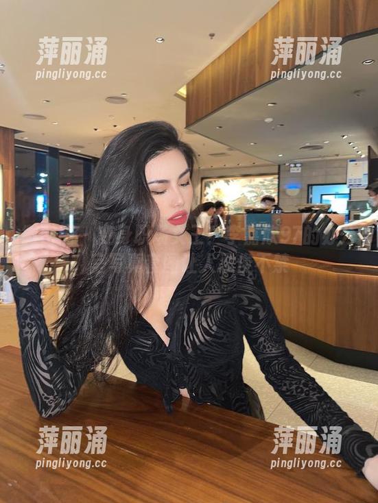 李嘉欣97 微密圈 - 变身职场女王!李嘉欣97的办公室写真套图让人忍俊不禁