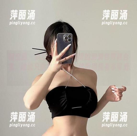 桃沢樱呀 微密圈 - 疯狂爱上桃沢樱呀的洞洞包臀裙合集,谁说只能穿在外面?这款别提有多可爱了!