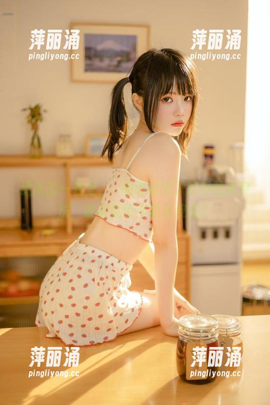 桜桃喵 最新的一辑里,桜桃喵找到了软纱的新穿法,谁说模特不能俏皮呢?