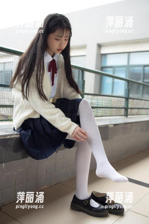森萝财团 森萝财团的美图:白丝少女的绝美足,真的是眼前一亮!