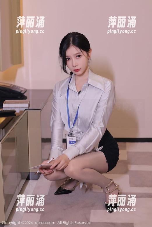 秀人网-小茉莉jasmine 秀人网 - 小茉莉jasmine的裸足写真:原图里谁在偷瞄?
