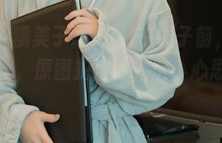 秀人网 – 糯美子mini站在镜子前，粉色衬衫配黑丝，原图拍得好，这小心思浮现得明白