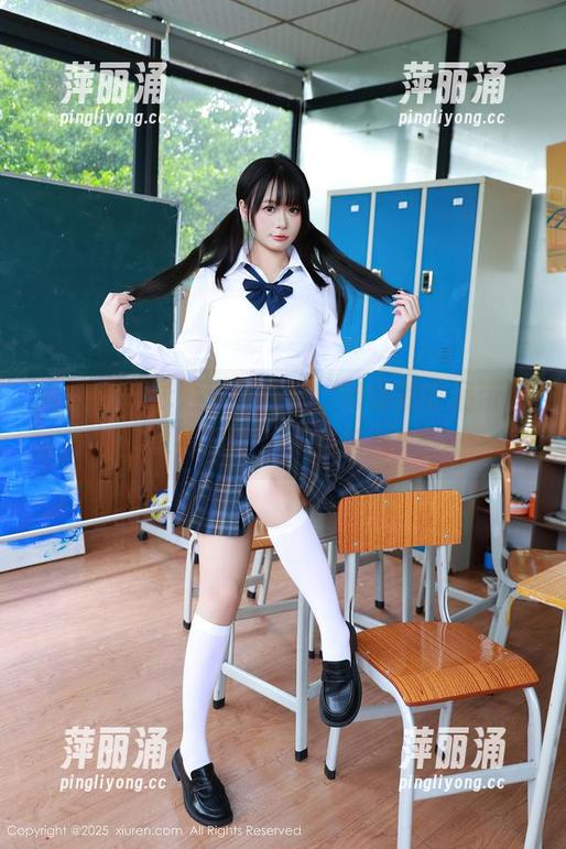 秀人网-软情 秀人网 - 泳池里随性拍,软情的作品带你水花四溅,下载走起!
