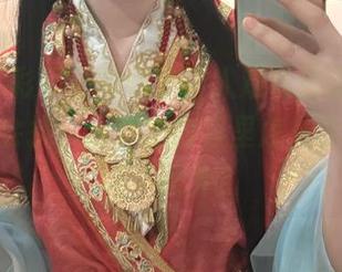 mirror彩云上的细节让人难以捉摸，秋山AkI真会挑，分享的内容里怎么能够少了这种意外？
