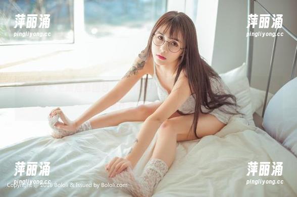 菠萝社-王语纯 菠萝社 - 更新居家图包,王语纯穿的那件衣服是从哪儿淘来的?我也想在家穿得这么随性!
