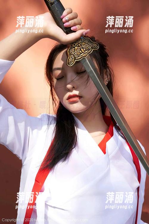 蜜桃社-结衣 蜜桃社 - 哦,结衣这是谁?最新女王原图让我忍不住多看几眼。