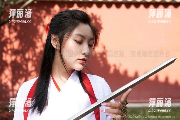 蜜桃社-美绪 蜜桃社 - 教室回忆,原图中的美绪让我总在猜,究竟她在想什么呢?