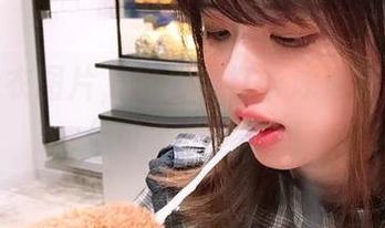 精选泳衣图片，闪月半打卡泳池新姿势，但可不止这样哦