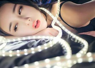青豆客 – 原图里的欧尼anne，看她在死库水里玩得挺嗨的。