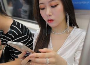 魔镜街拍 – 寒风中的风格：图册里婷婷与肉丝的戏不卡槽