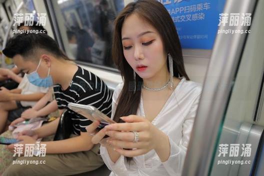 魔镜街拍-婷婷 魔镜街拍 - 寒风中的风格:图册里婷婷与肉丝的戏不卡槽