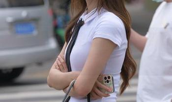 魔镜街拍：在私房里徘徊，家里那位粉衣小姐姐的瑜伽裤梦