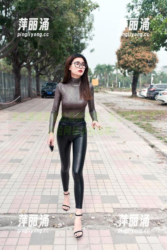 魔镜街拍 来自魔镜街拍的最新套图,怎么可能不爱这位网袜小姐姐呢?